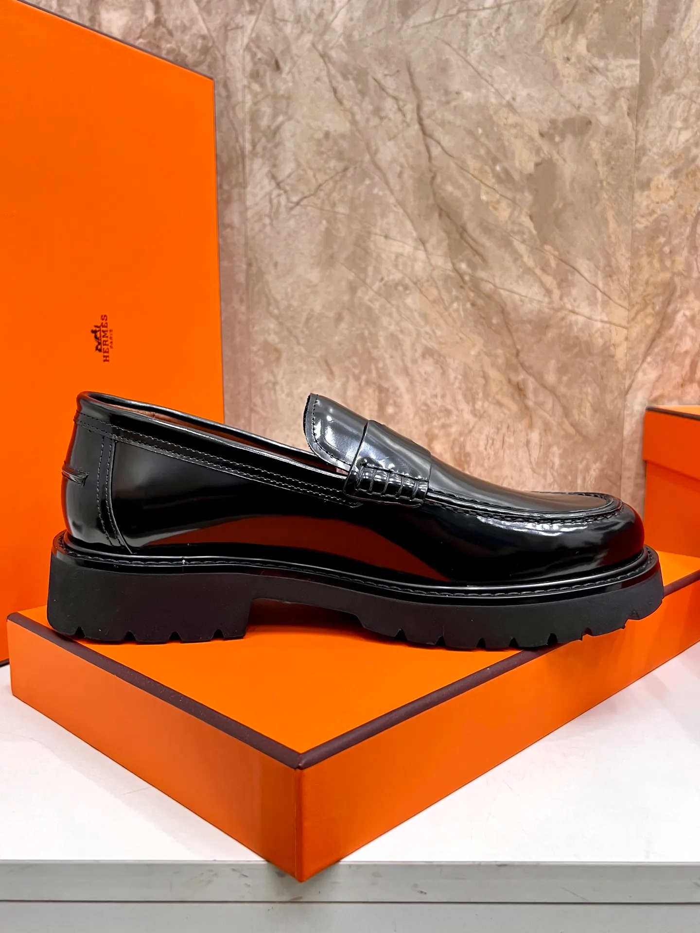 Original order quality P840 Brand: Hermès Standard code: Men's code: 39.40.41.42.43.44. (38.45 custom-made Grade: Same as the official website Original order quality Material: Original cowhide Original breathable cowhide lining Original outsole Style category: Men's fashionable casual leather shoes Color: Actual picture
